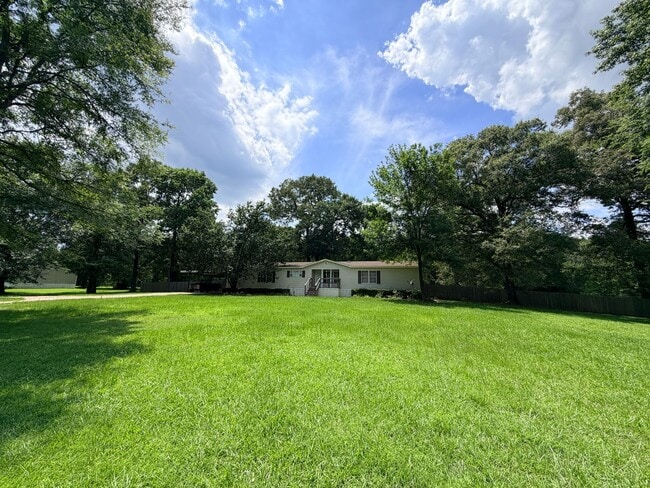 Building Photo - 7810 W Lakeshore Dr