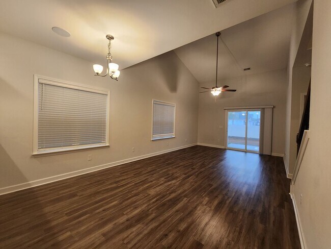 Building Photo - Spacious 4bed/2.5 bath in the Community of...
