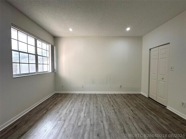 Foto del edificio - 641 Cypress Lake Blvd