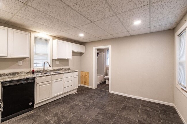 Building Photo - 3 bed/1 bath Close to Emplify Hospital