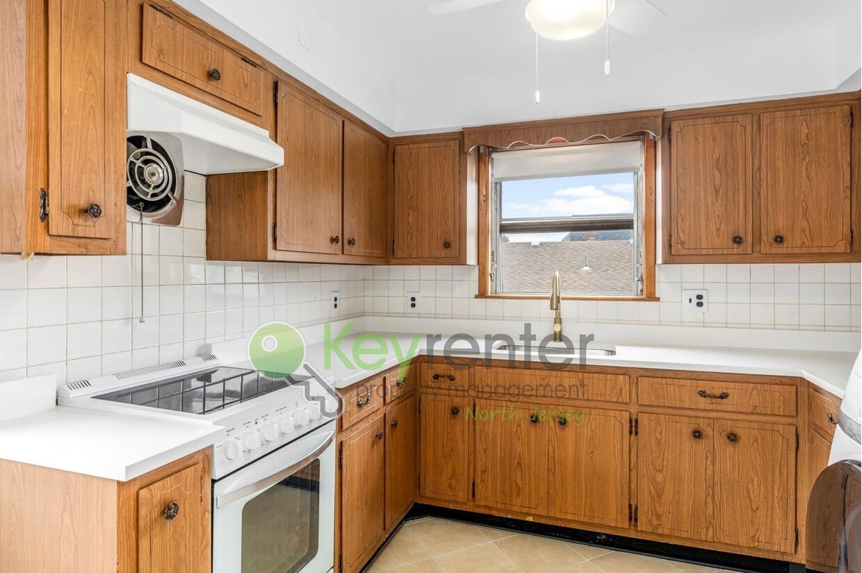 1-Bed Apartment with Hardwood Floors, In-U... - 1-Bed Apartment with Hardwood Floors, In-U...