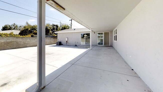 Foto del edificio - 7BD on Mary Lane! Huge Front Patio, Back Y...