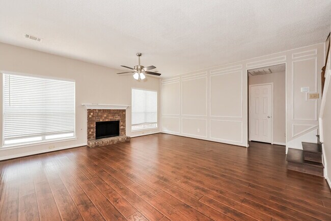 Building Photo - 425 Raintree Cir