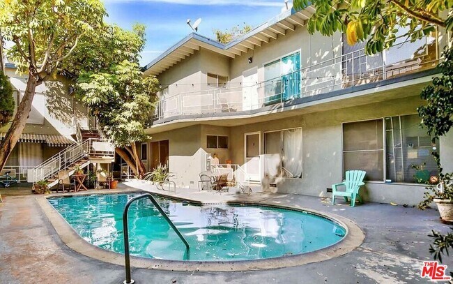 Foto del edificio - 941 N San Vicente Blvd