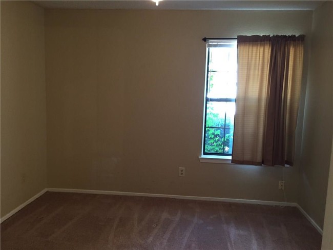 Building Photo - 319 Shady Valley Dr