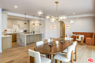 Building Photo - 818 N Doheny Dr