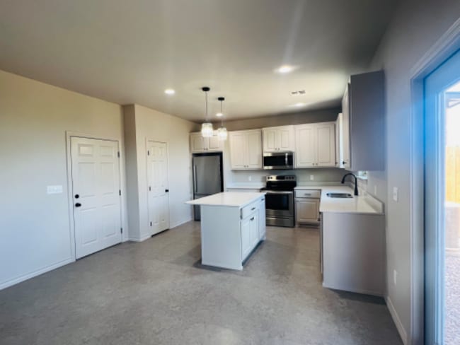 Building Photo - 1020 Holiday Dr