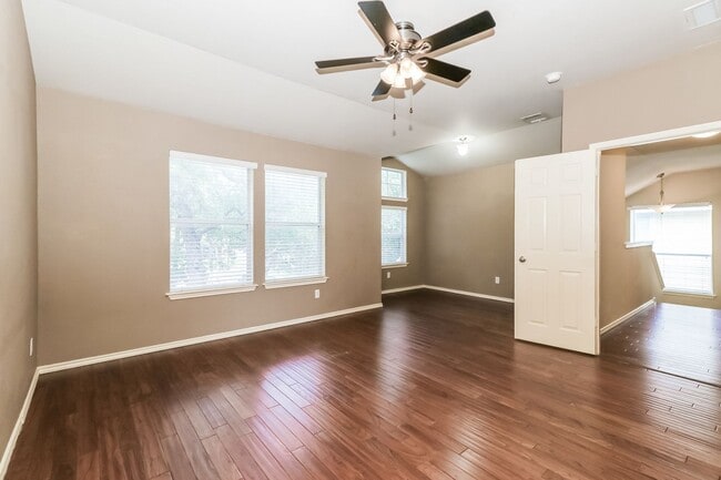Building Photo - Beautiful home that backs to quiet greenbe...