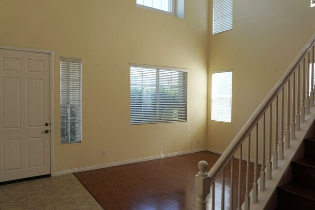 Building Photo - Stunning Home in Campus Park