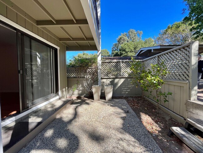 Foto del edificio - 2Bed/2Bath Central Novato Location with Po...