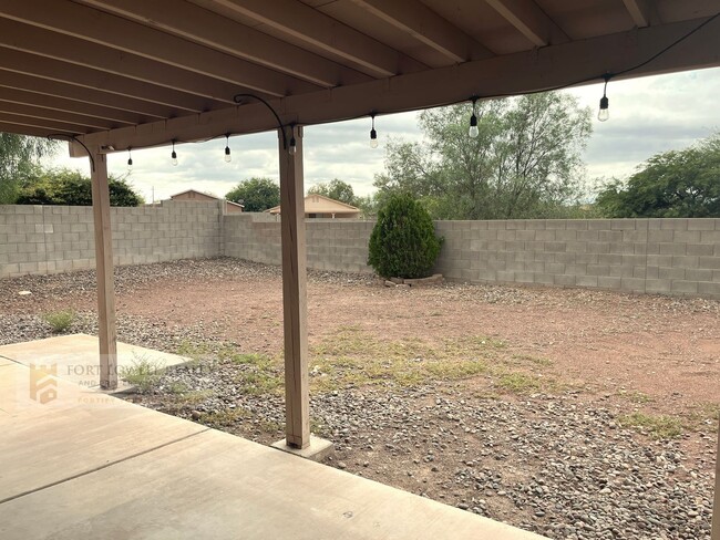 Foto del edificio - 3 bed 2 bath, garage, fenced yard, washer/...