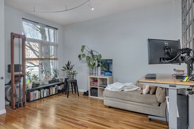 Zona de estar independiente para oficina o estudio. - 618 NW 12th Ave