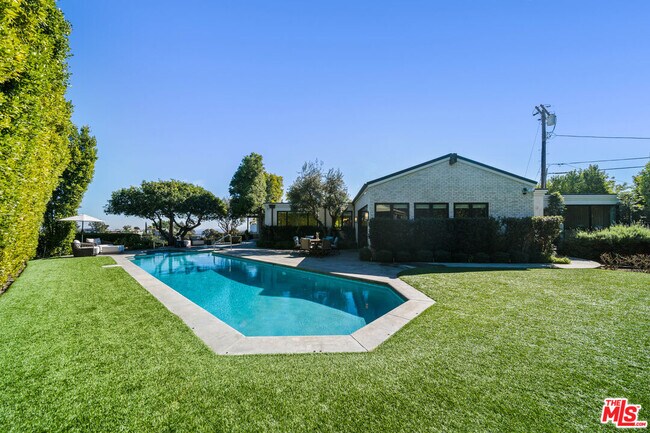 Building Photo - 2410 Crest View Dr