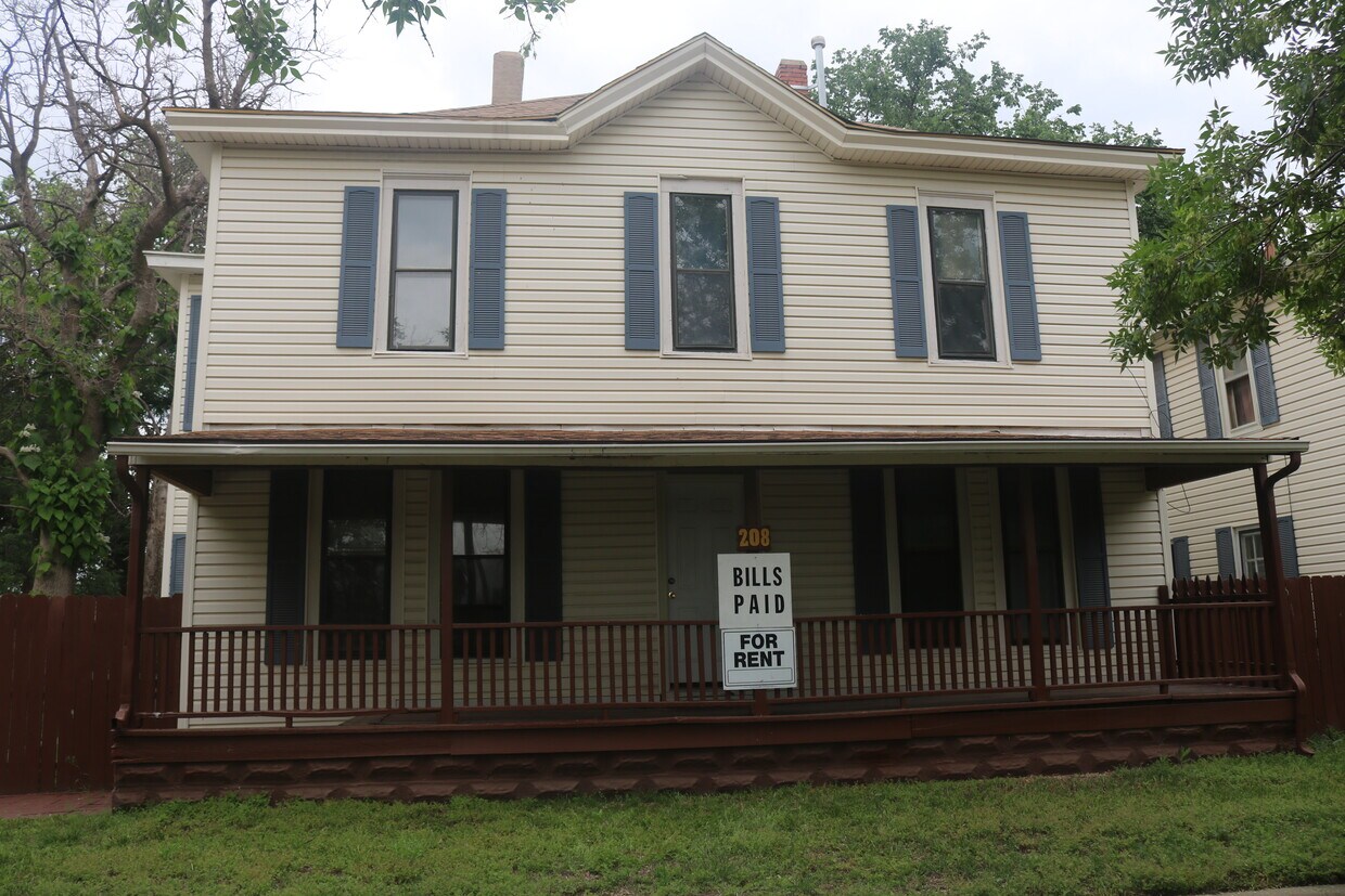 BILLS PAID - GAS, ELECTRICITY, WATER, TRASH, ALL PAID. - 208 E Ave B Ave