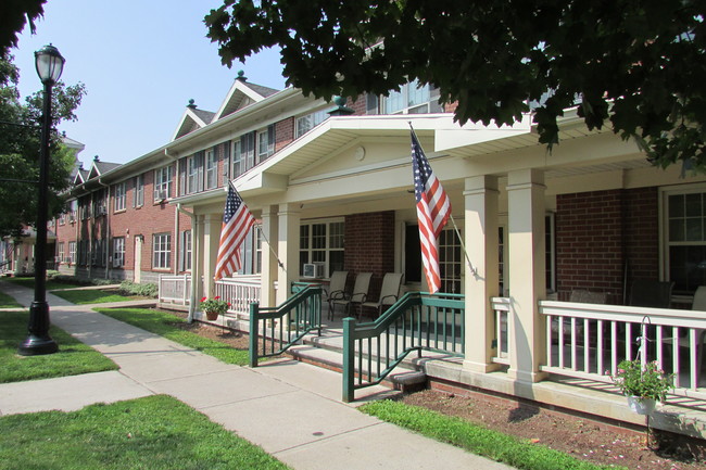 Porches en el frente - Avon on the Green - Senior Living