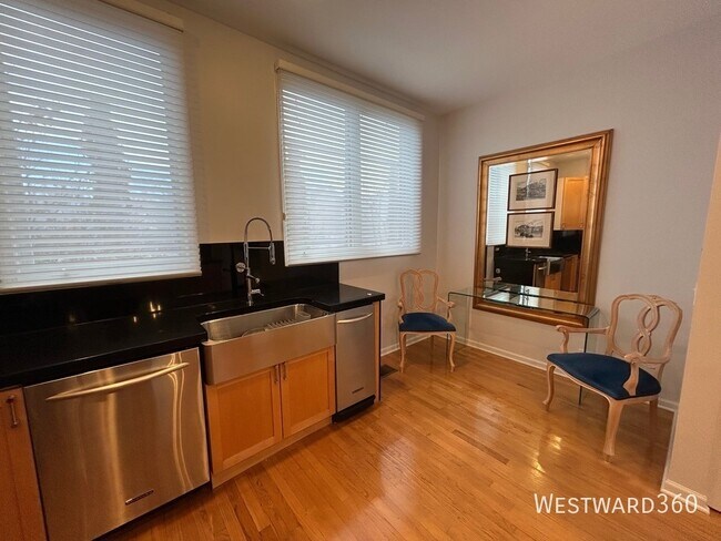 Building Photo - 1801 W Winnemac Ave