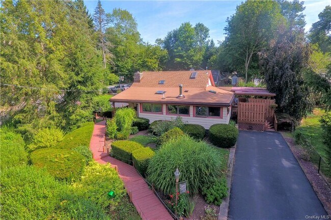 Building Photo - 27 Pine Hill Dr