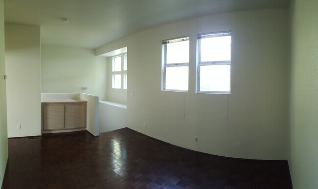 Building Photo - Rare Villagio 2 level townhome with garage and balcony, plus Den