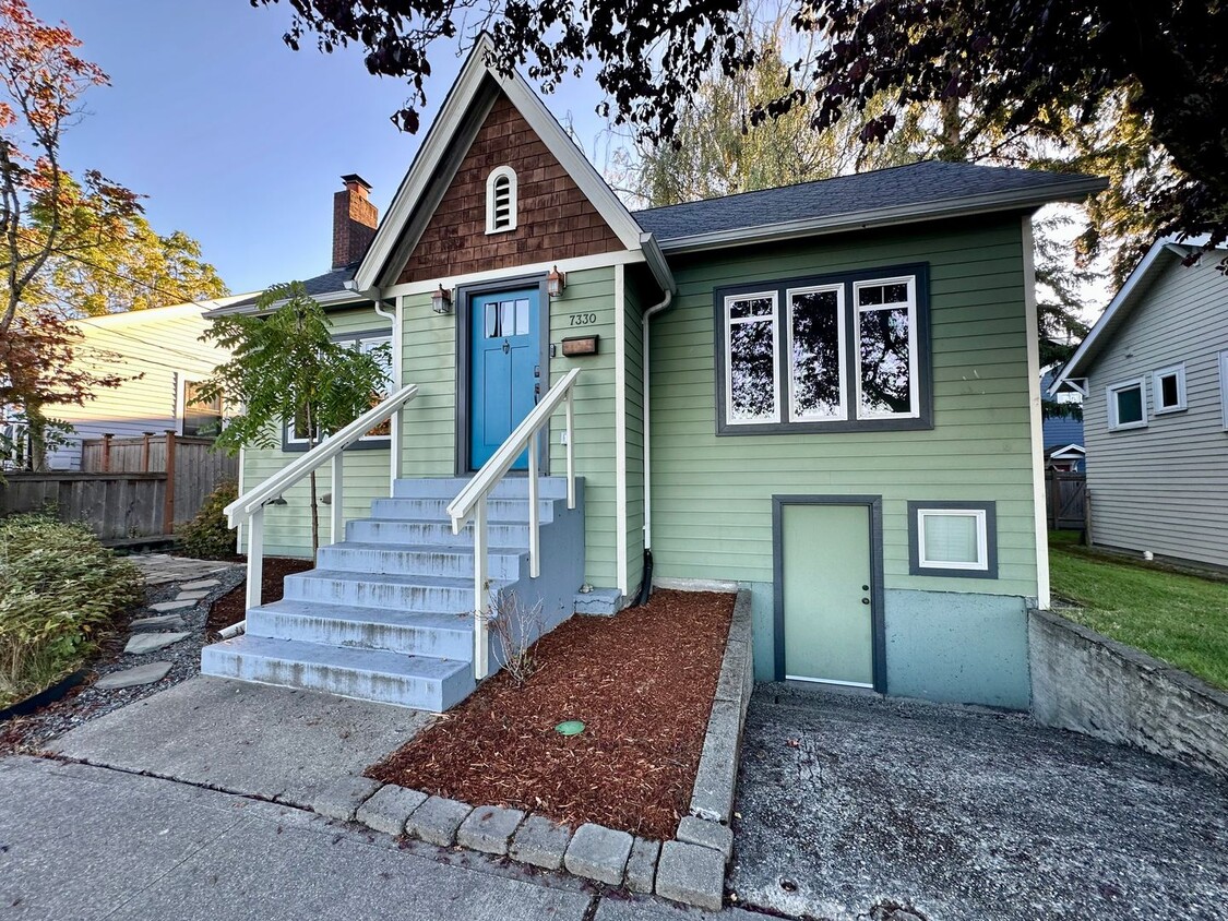 Primary Photo - Remodeled 4 Bedroom Ravenna Home