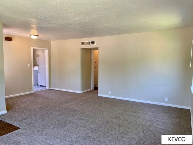 Foto del edificio - Cute Cottage House with Private Courtyard + Walking Distance to CSU!