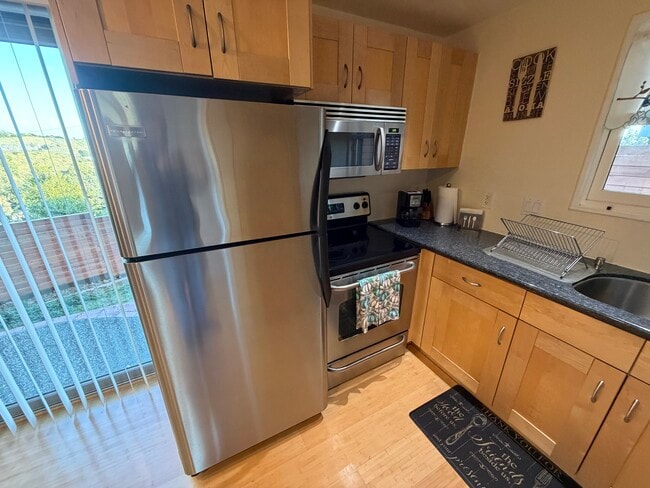 Building Photo - 216 Via La Cumbre