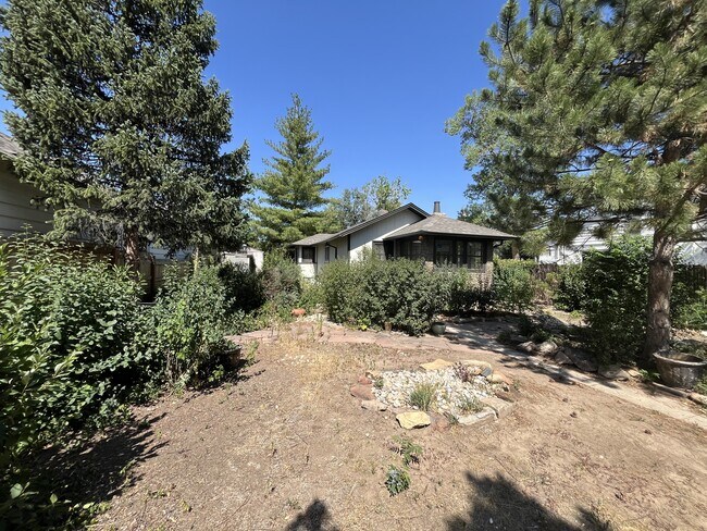 Building Photo - 1649 Roslyn St