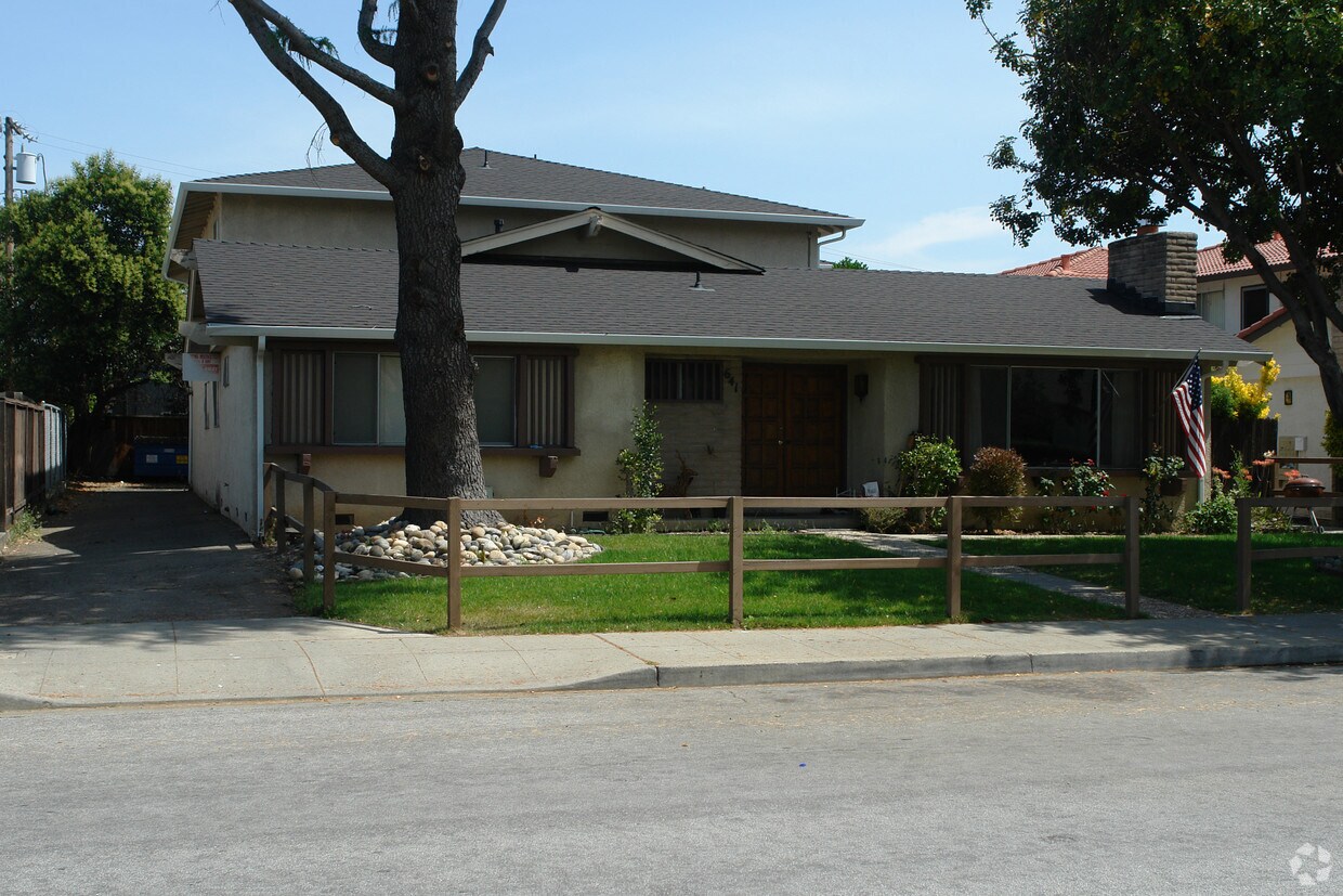 Building Photo - 641 E Olive Ave