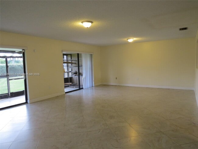Foto del edificio - 216 Lakeside Cir