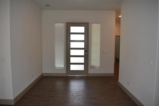 Building Photo - 2446 Bastidas Dr