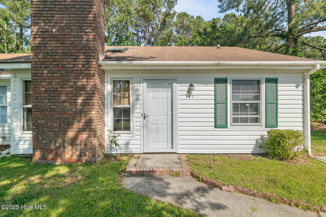 Building Photo - 141 Pine Crest Dr