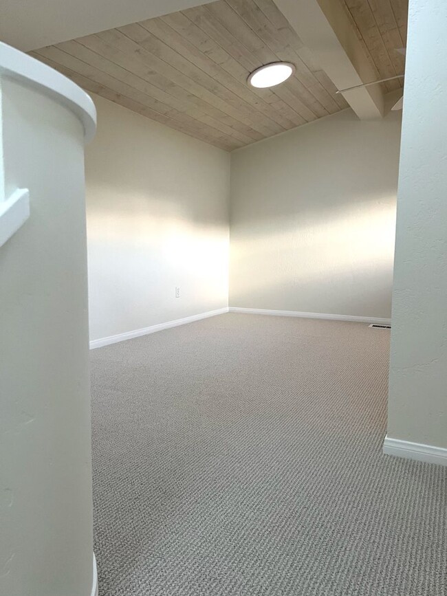 Building Photo - Spectacular Townhome for Rent in La Mesa – Walk to Lake Murray!