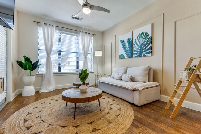 Foto del edificio - 1221 Legacy Dr