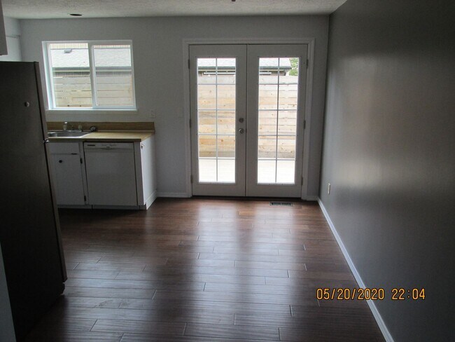 Foto del edificio - Great Location !  Walk Score 82**    3 br 1.5 bth , W/D Included, Garage,  Trex deck** Includes y...