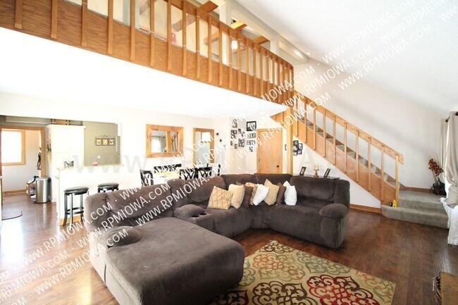 Building Photo - UNIQUE!!! 3 Bedroom, 2 Bath Home In Beaver...