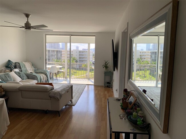 Foto del edificio - 2851 Leonard Dr
