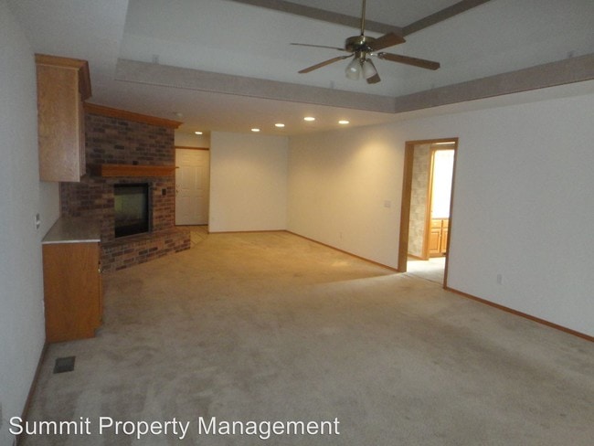 Building Photo - 515-517 E Rogers Dr