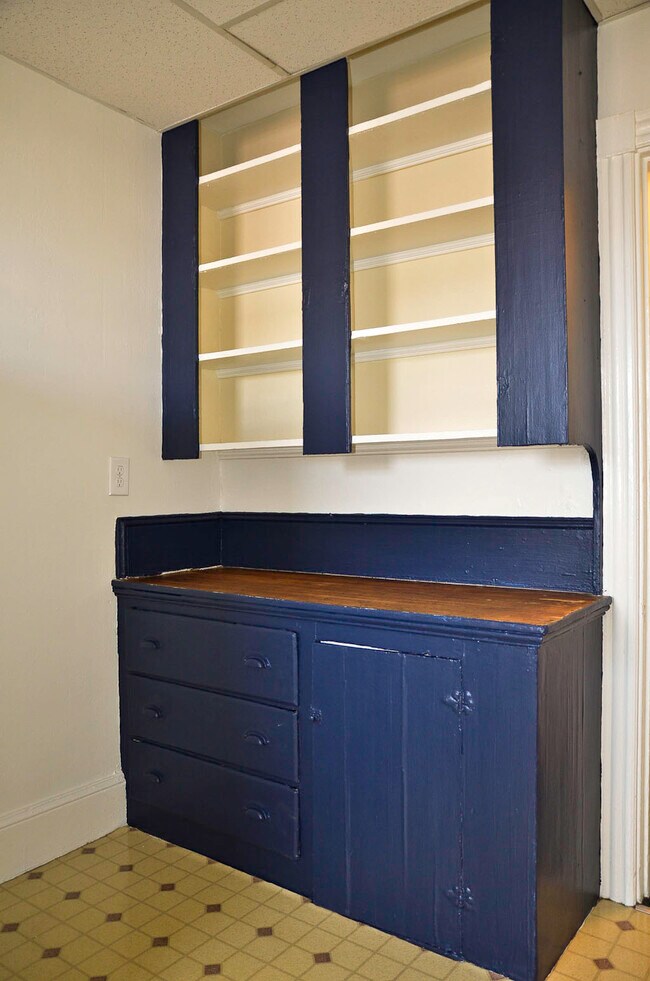vintage built-in - 371 Forest Ave