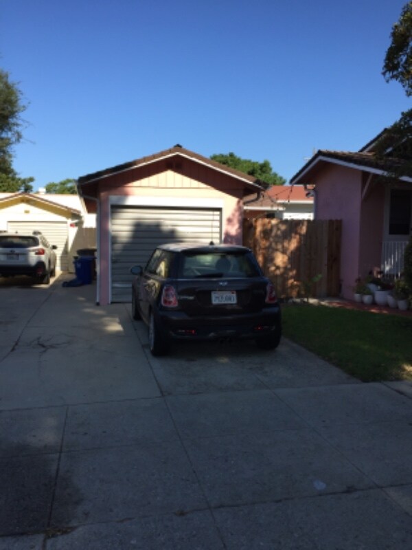 Building Photo - 1401 San Andres St