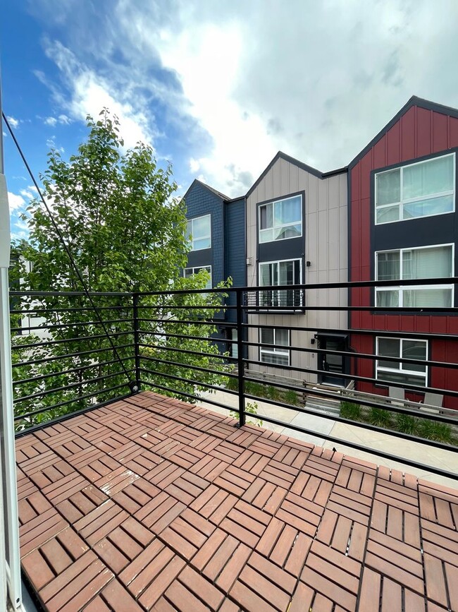 Building Photo - Lakewood Living Redefined: Stylish Three-Bedroom Townhome in West Line Village!!