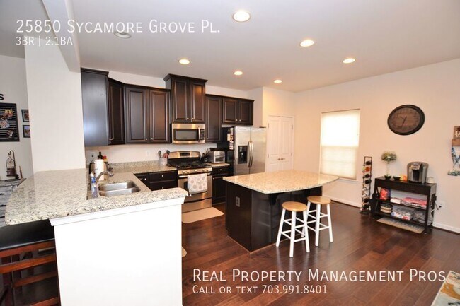 Foto del edificio - End Unit Townhouse for Rent in Seven Hills.