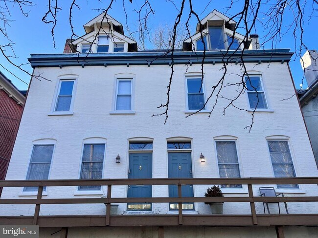 Foto del edificio - 819 N Jackson St