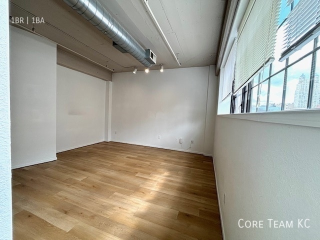 Building Photo - 320 W 7th St