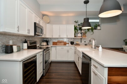 Foto del edificio - "Charming 3-Bed Oasis on Olive Street: Expansive 2,491 Sq Ft with Luxurious Granite Touches!"