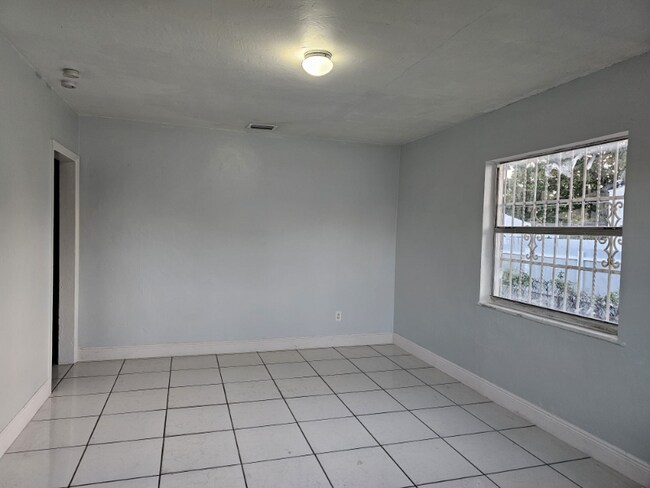 Foto del edificio - 1240 Rutland St