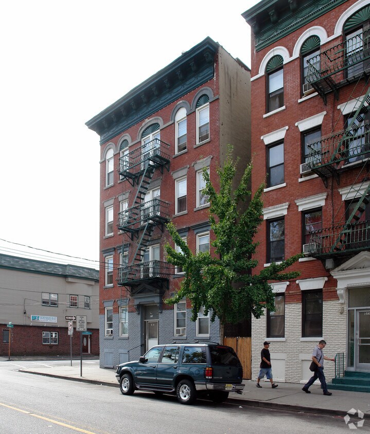 Foto del edificio - 573 Central Ave