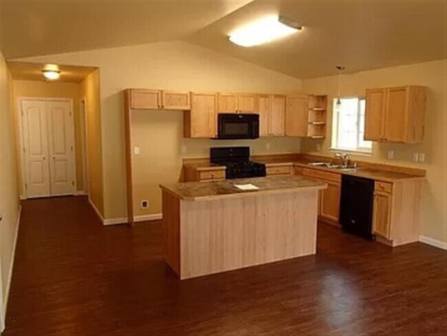 Building Photo - Gracious Home
