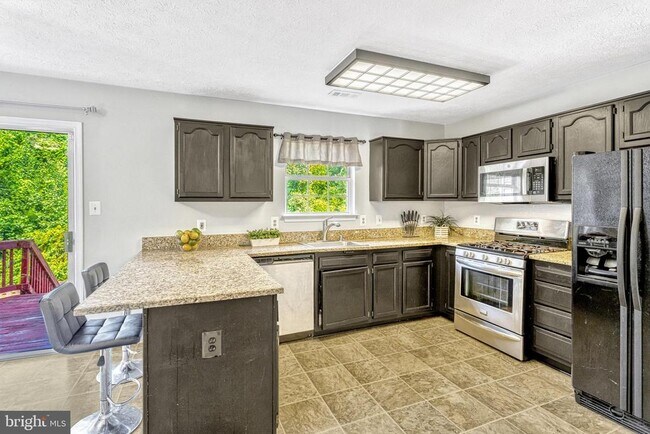 Building Photo - 1002 Kings Crest Dr