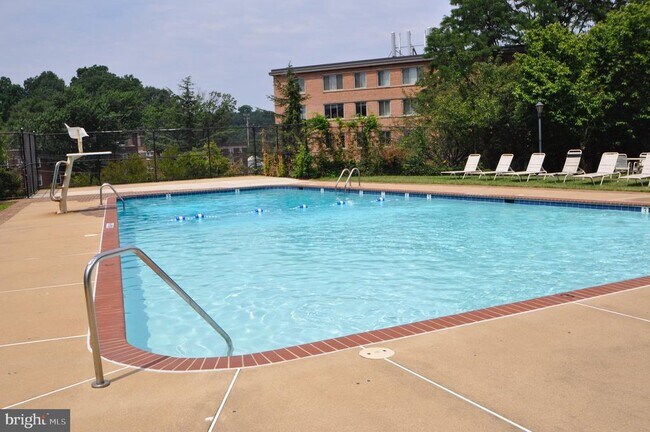 Foto del edificio - 3000 Spout Run Pkwy