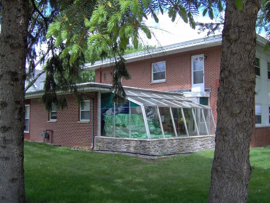 Vista de la Greenhouse, que se encuentra en el anexo de tres habitaciones. - 900 E Jefferson St