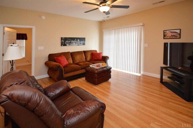 Foto del edificio - 623 Wyndhurst Dr